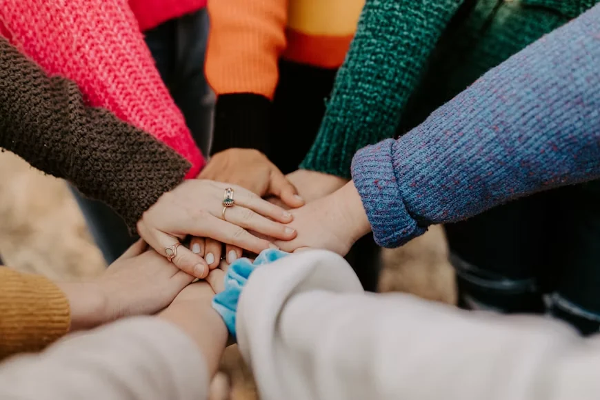 Mãos unidas em sinal de colaboração